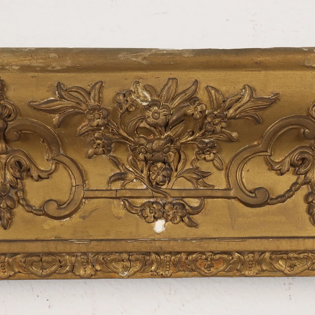 Pastille-carved and gilded frame 4