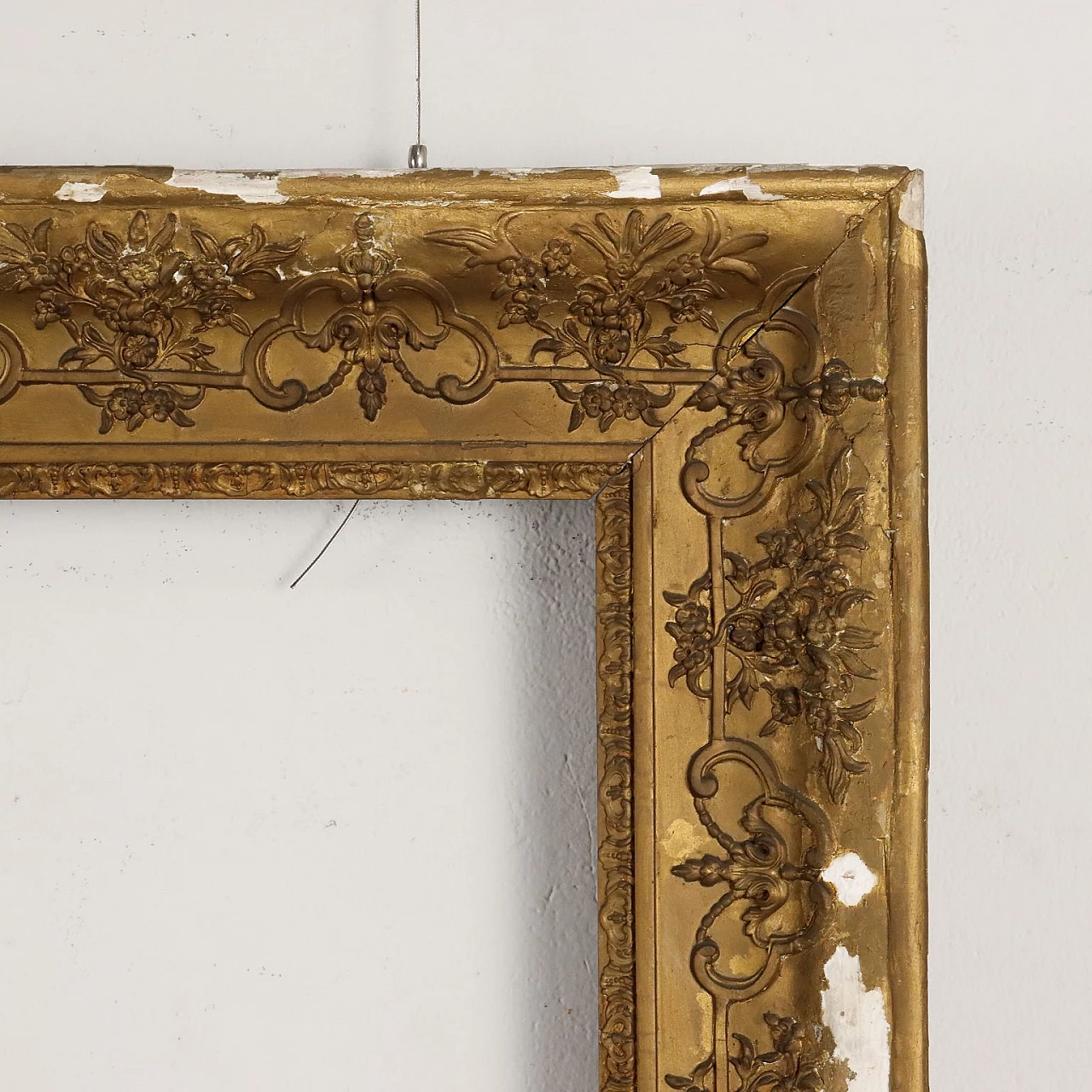 Pastille-carved and gilded frame 5