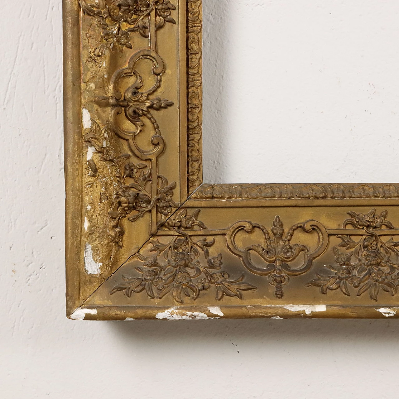 Pastille-carved and gilded frame 6
