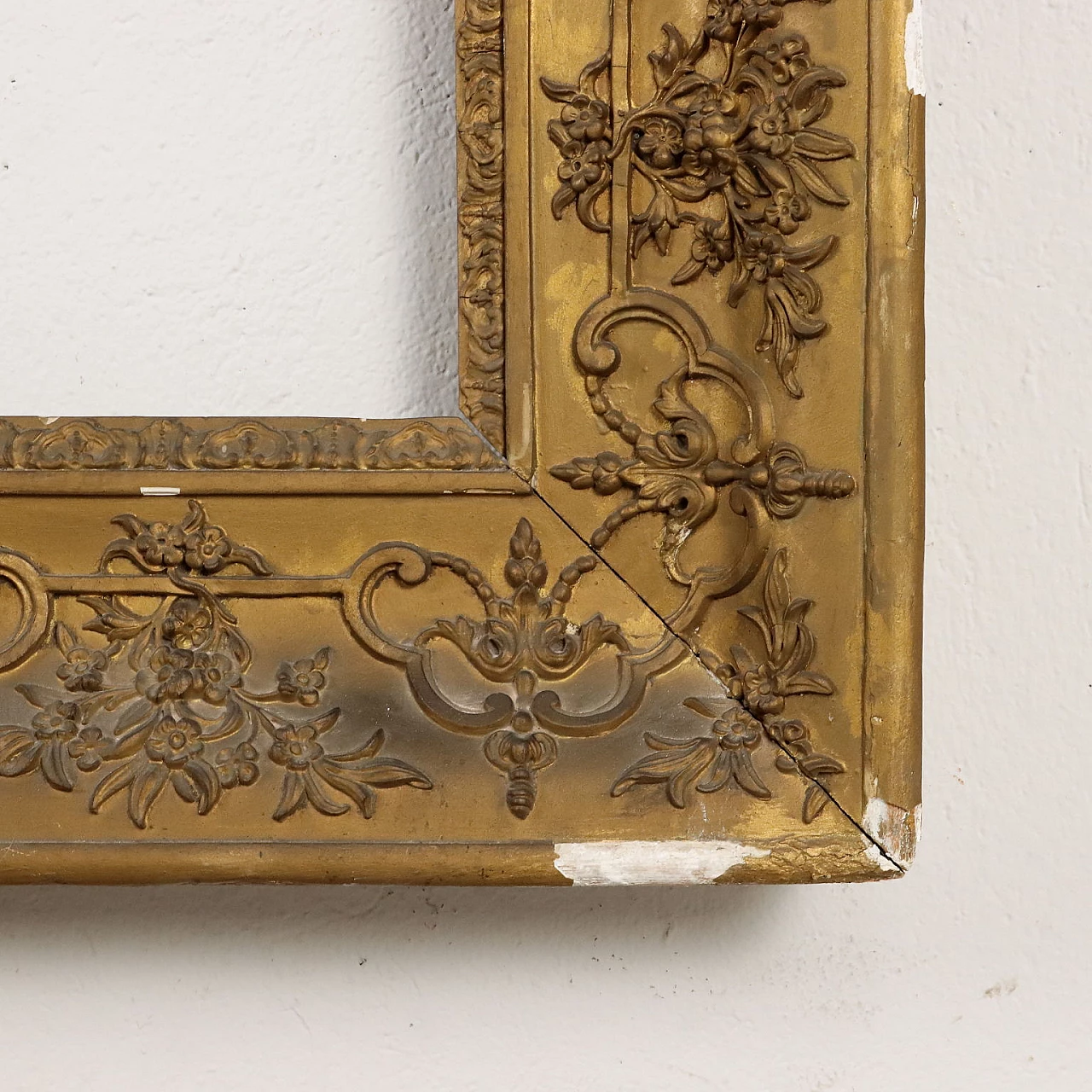 Pastille-carved and gilded frame 7