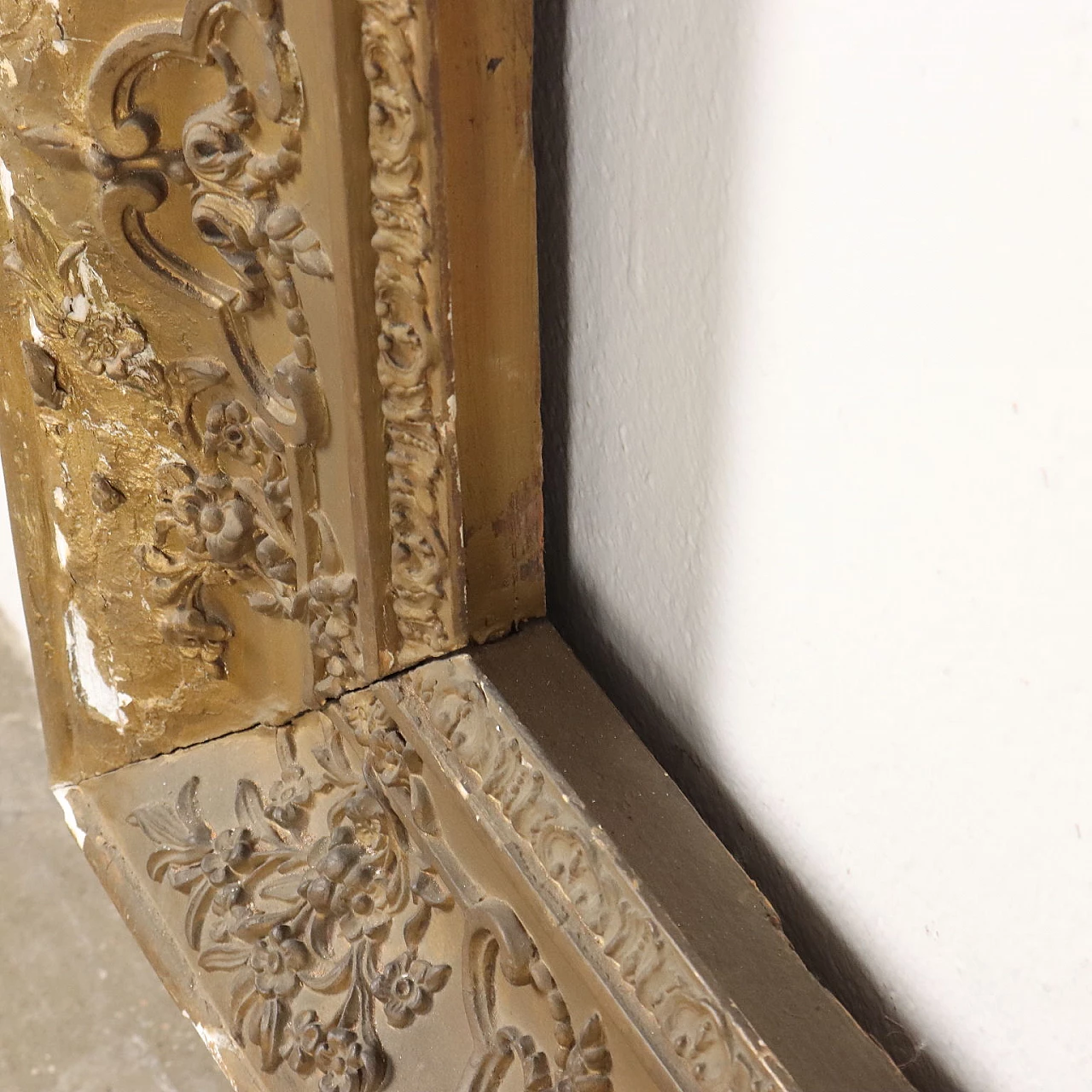 Pastille-carved and gilded frame 8