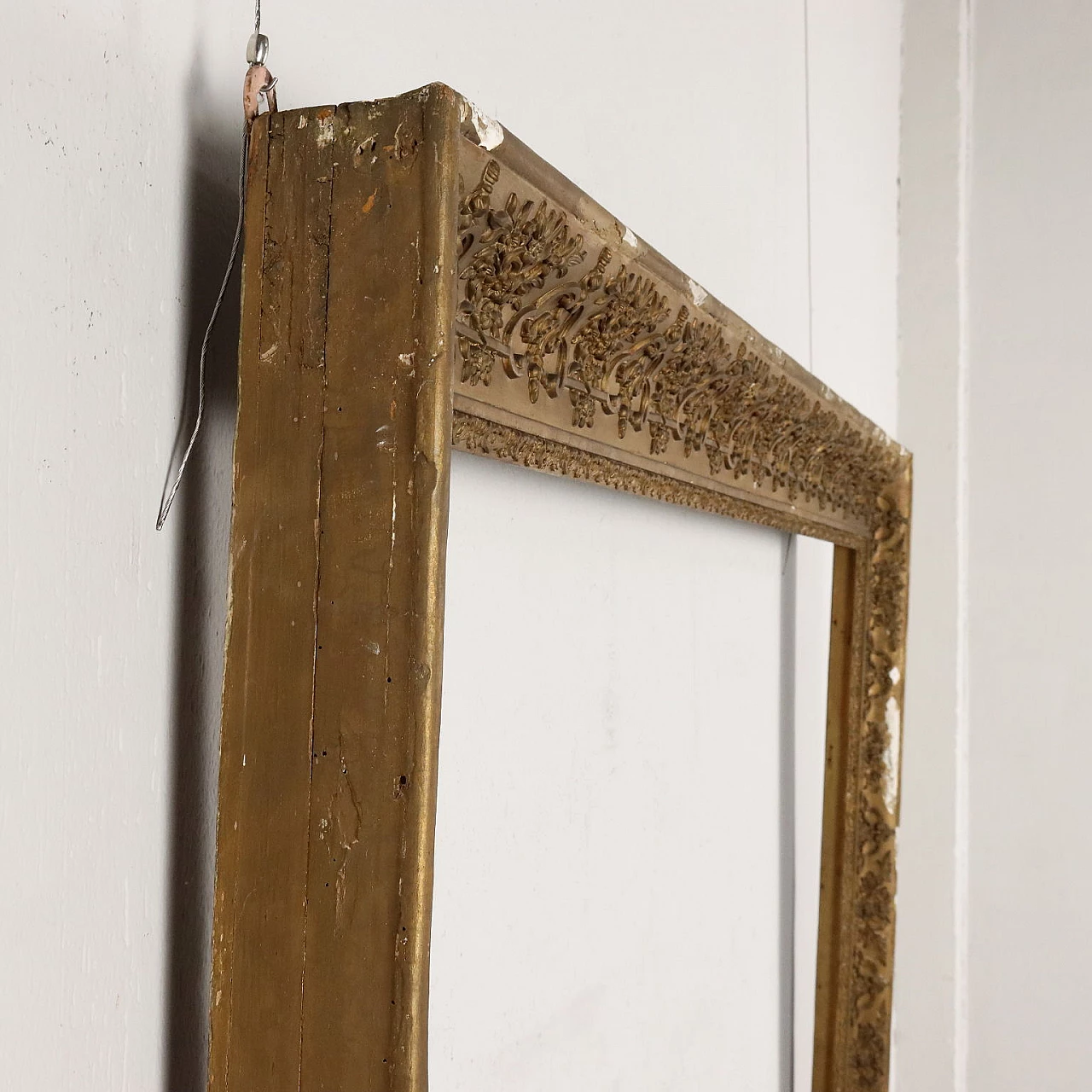 Pastille-carved and gilded frame 9
