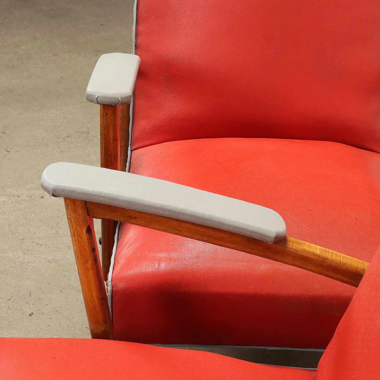 Coppia di poltrone in faggio tinto e skai, anni '50 3