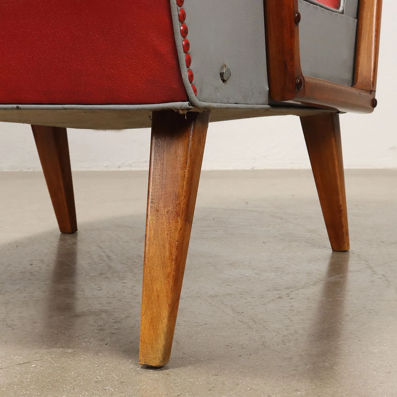 Coppia di poltrone in faggio tinto e skai, anni '50 7