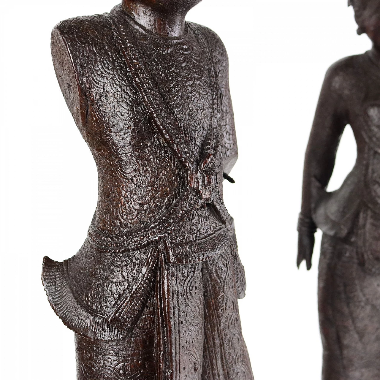 Coppia di sculture in legno raffiguranti figure birmane, inizio '900 4