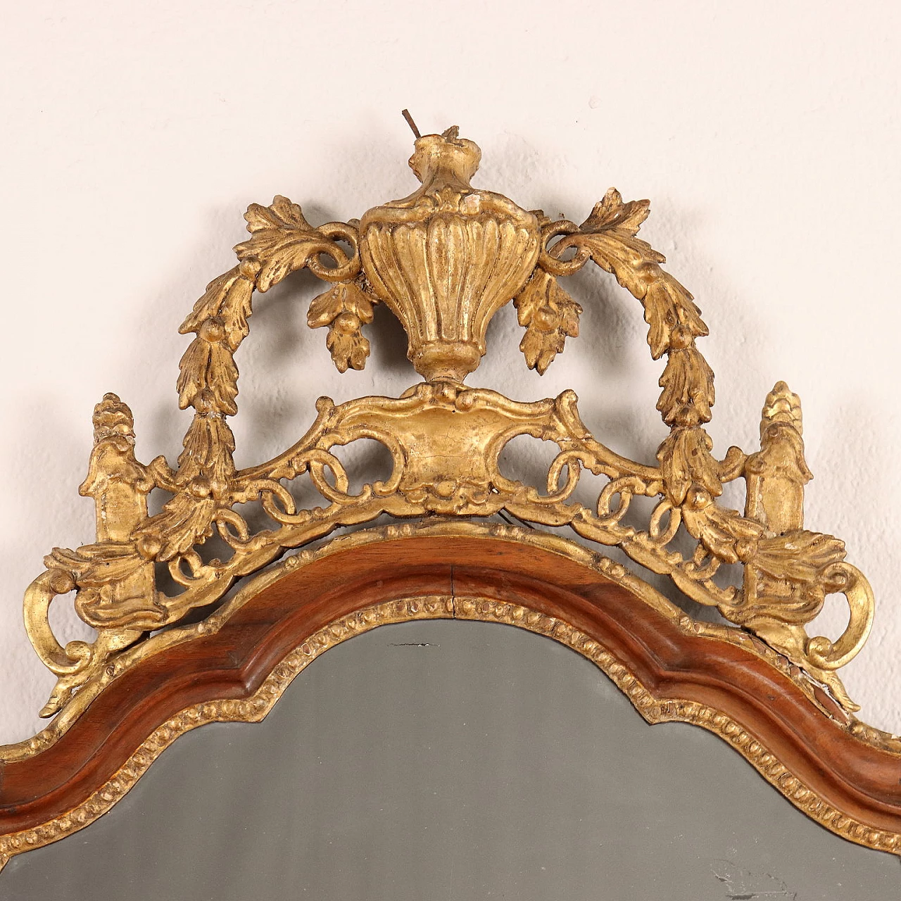 Neoclassical shaped walnut mirror, last quarter 18th century 3