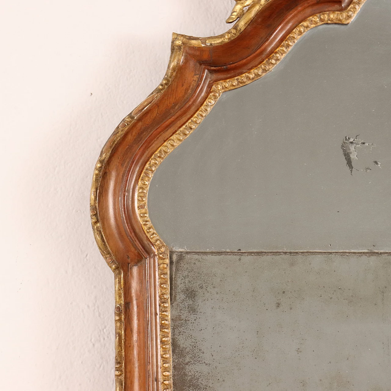 Neoclassical shaped walnut mirror, last quarter 18th century 4