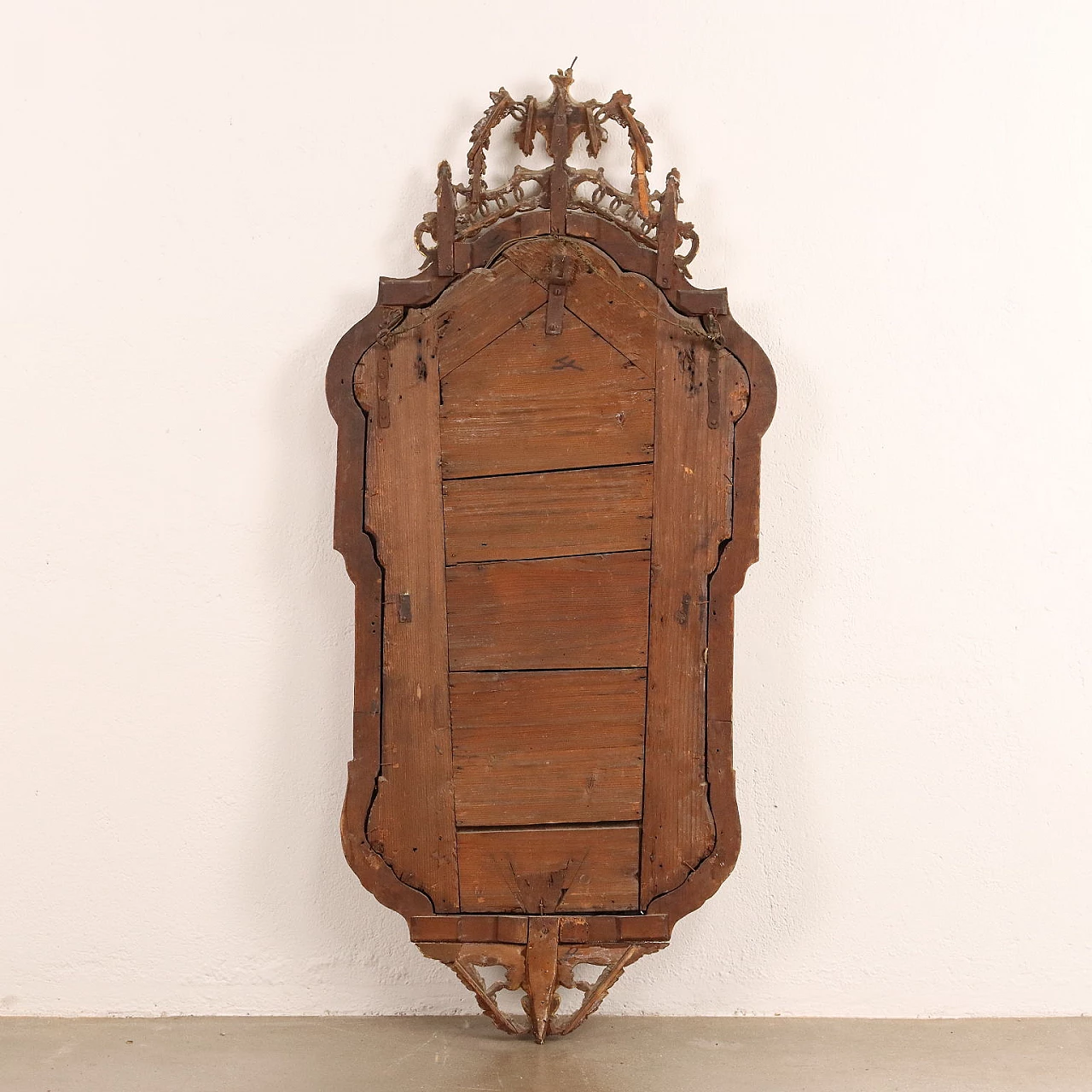 Neoclassical shaped walnut mirror, last quarter 18th century 10
