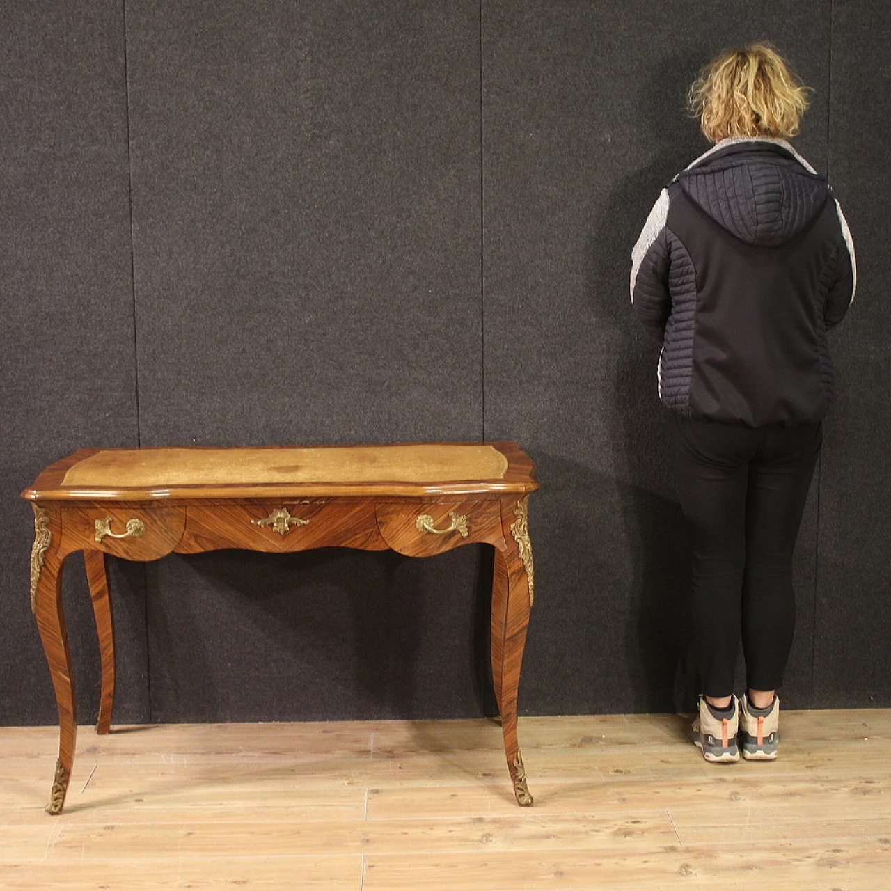 Desk in veneered and carved in walnut and rosewood 2