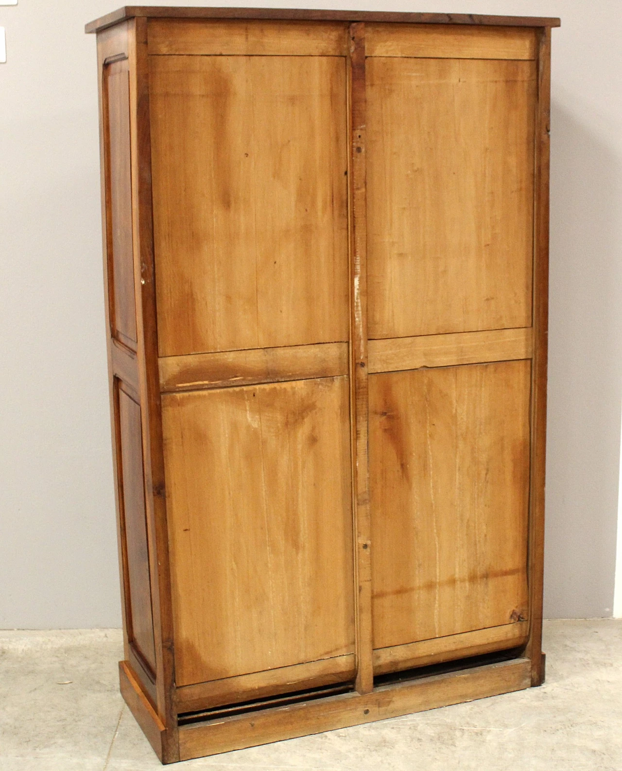 Solid walnut double shutter filing cabinet, early 20th century 9