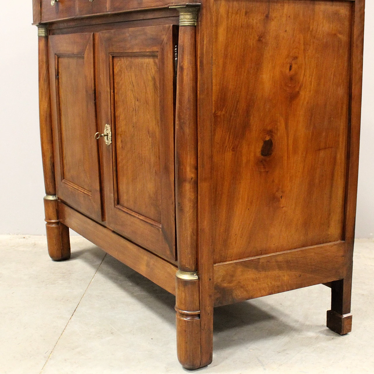 Empire walnut sideboard with doors and drawers, early 19th century 6
