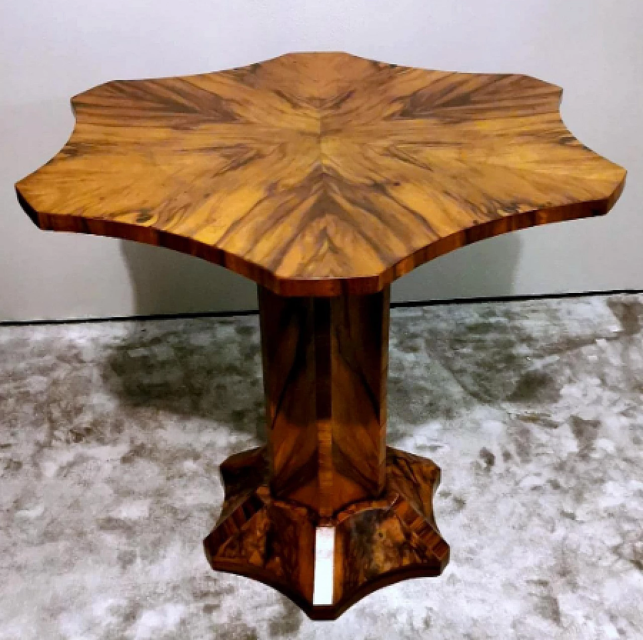 Biedermeier shaped walnut coffee table, late 19th century 2