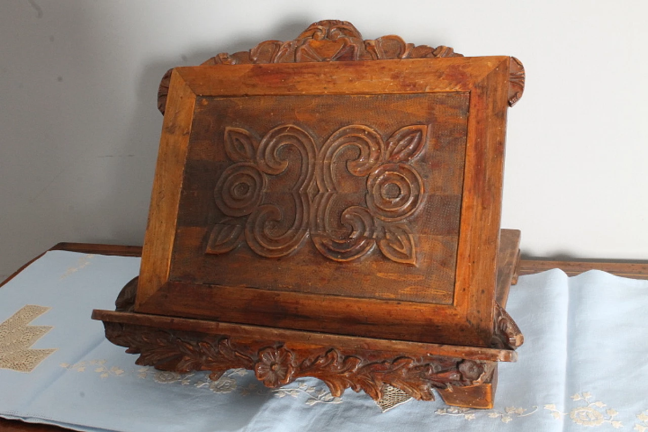 Leggio da tavolo in legno con intagli, '800 1