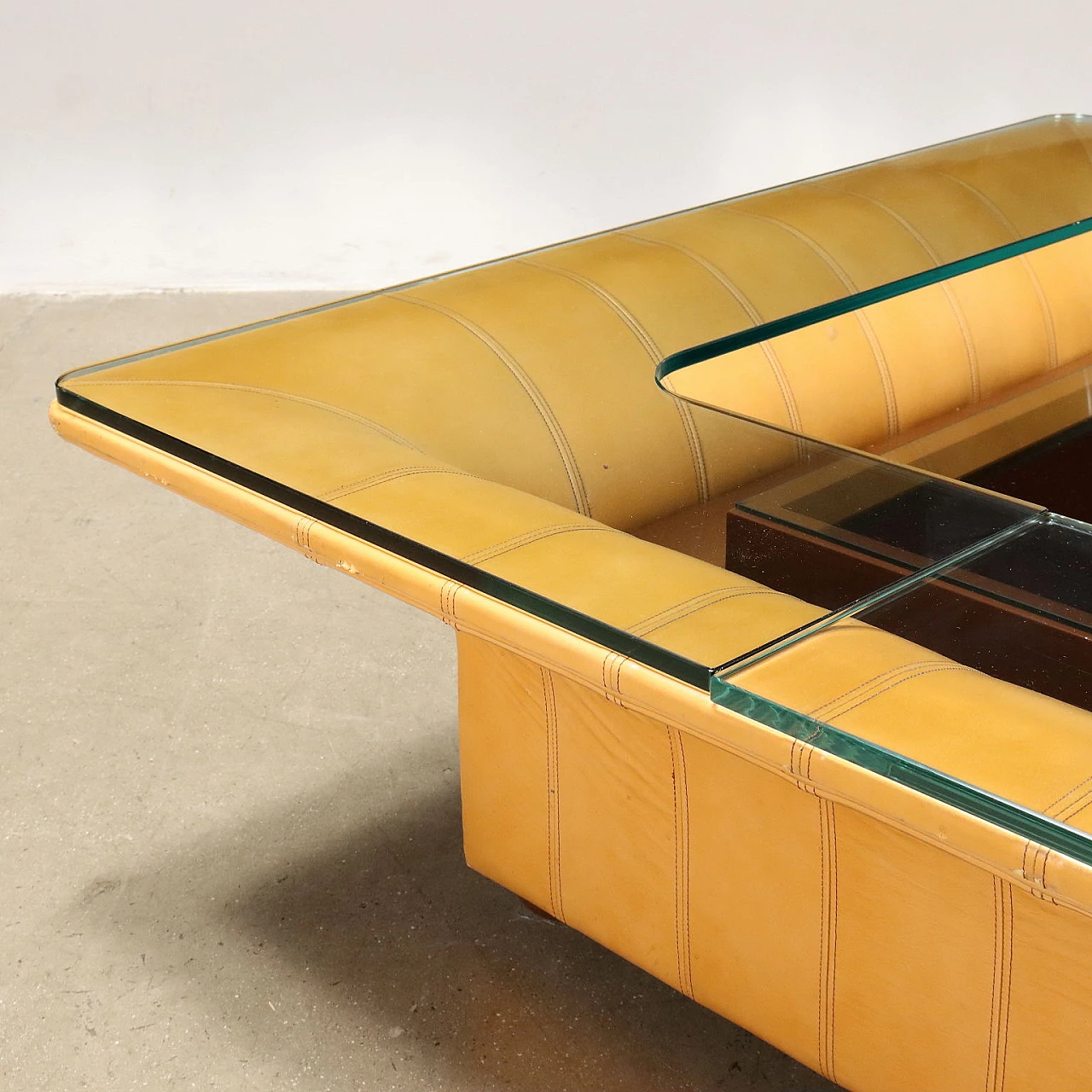 Tavolino d'appoggio in legno laccato, piano in vetro e pelle, anni '70 3