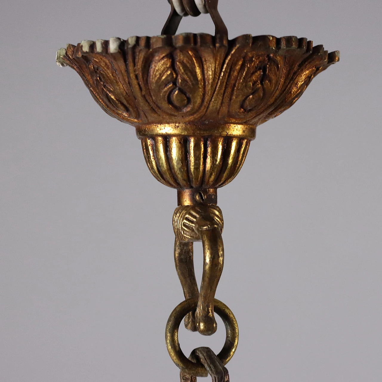 Lampadario a otto luci in bronzo dorato con pendenti in vetro 3