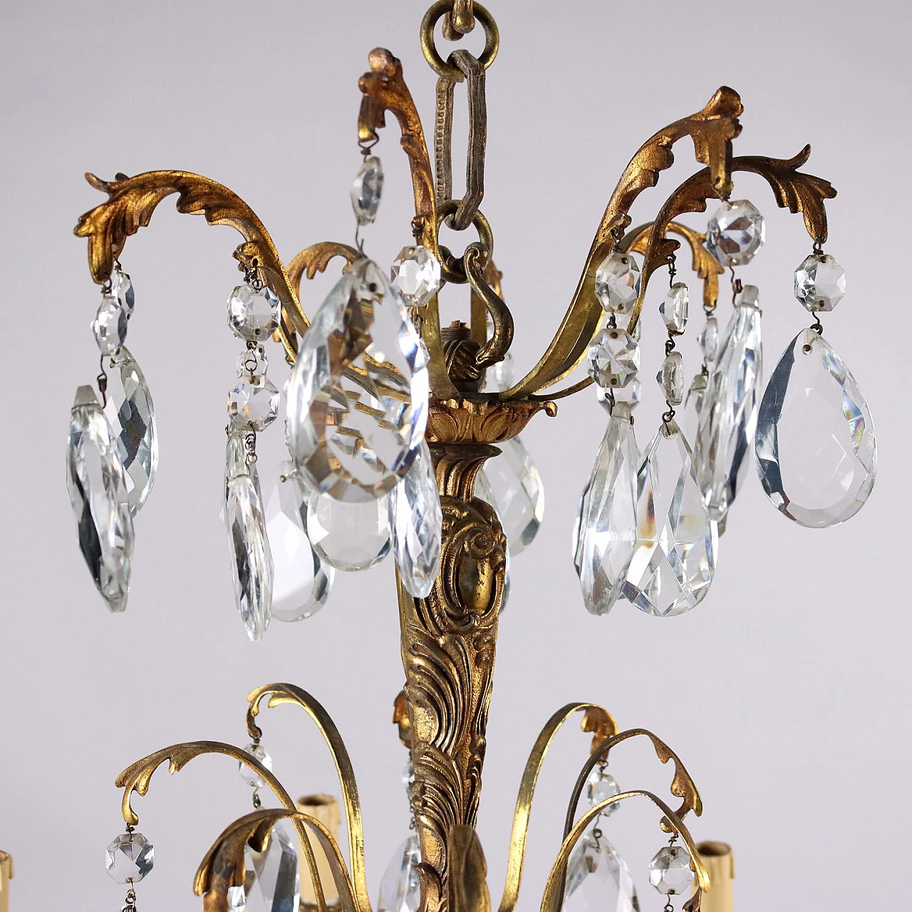 Lampadario a otto luci in bronzo dorato con pendenti in vetro 4