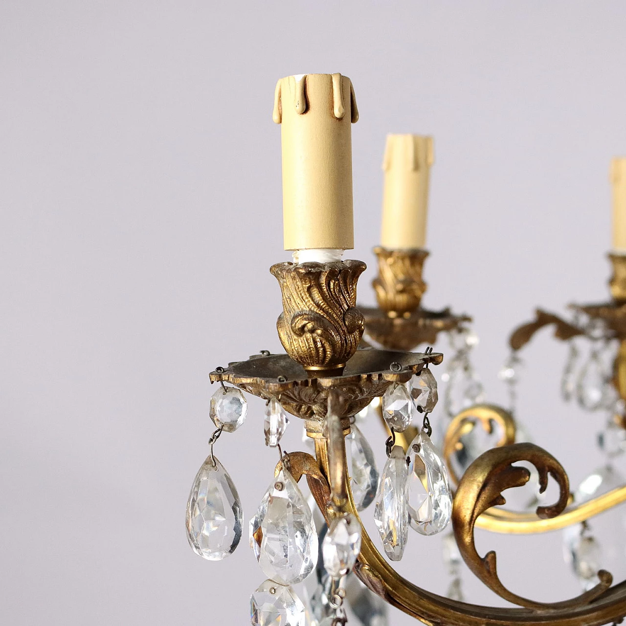 Lampadario a otto luci in bronzo dorato con pendenti in vetro 5