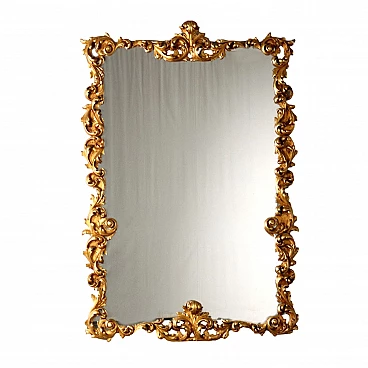 Specchio con cornice intagliata a volute di foglie e dorata