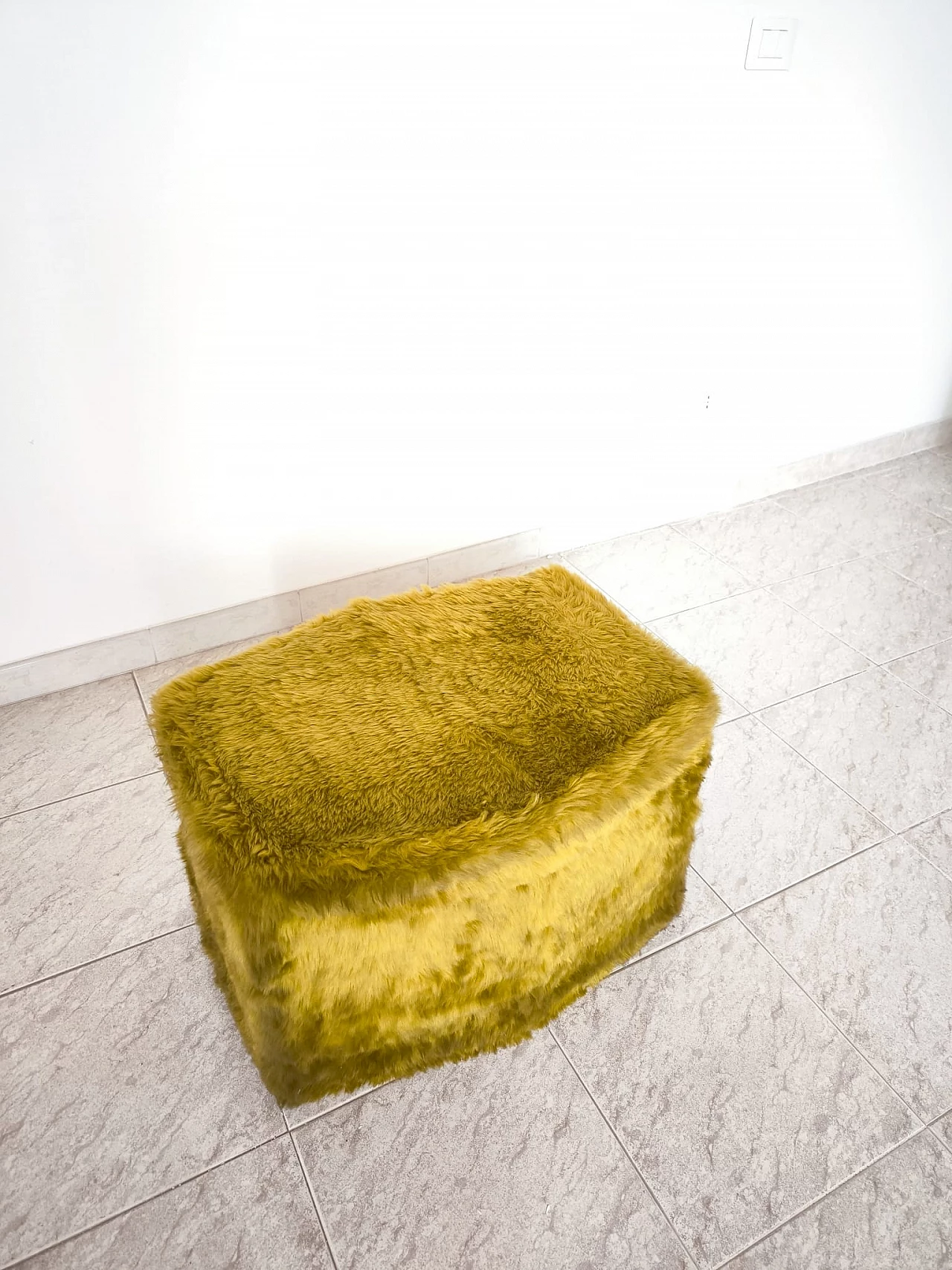 Pouf in pelo floccato con scala interna e vano contenitore, anni '70 3