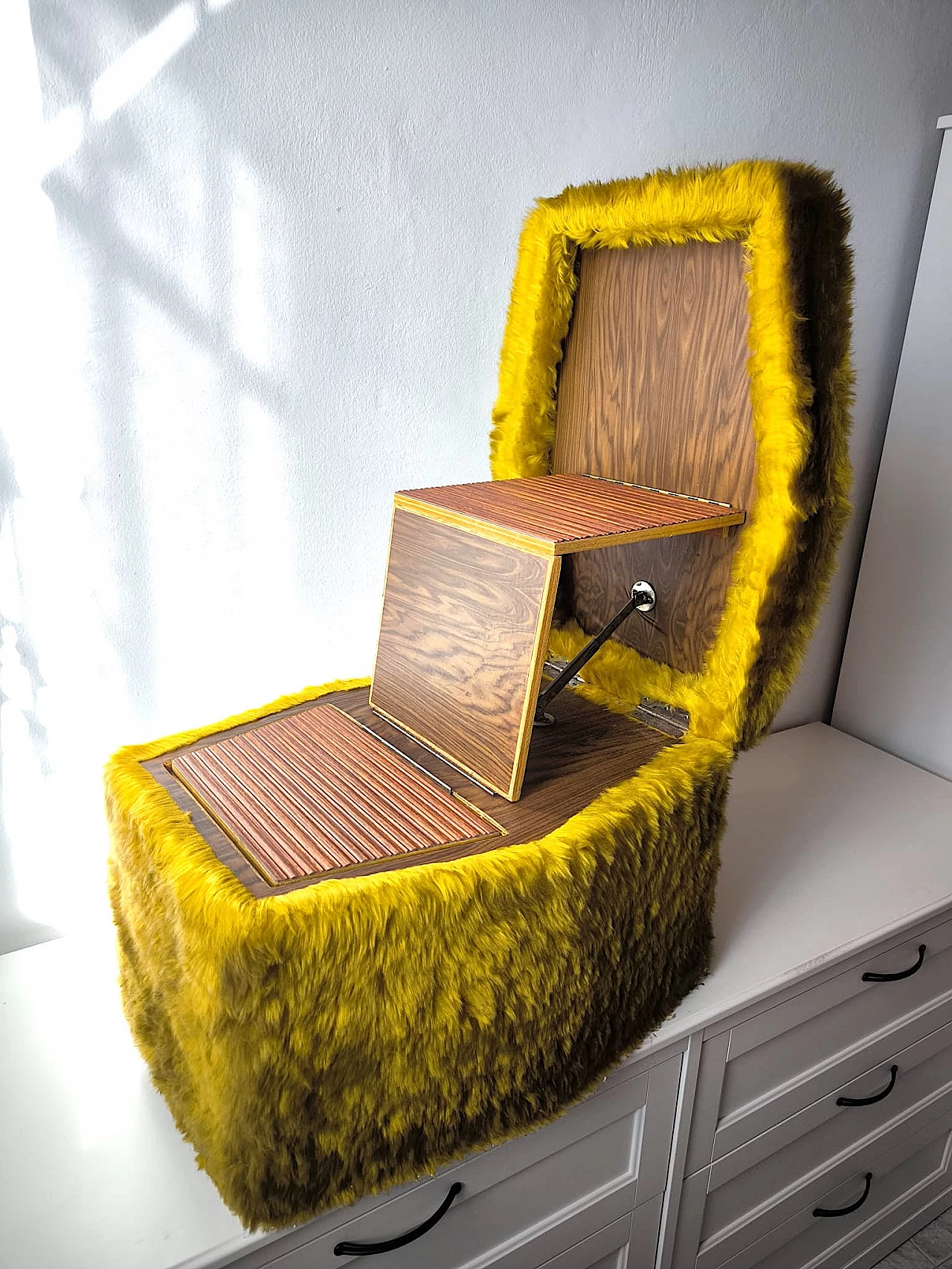 Pouf in pelo floccato con scala interna e vano contenitore, anni '70 4