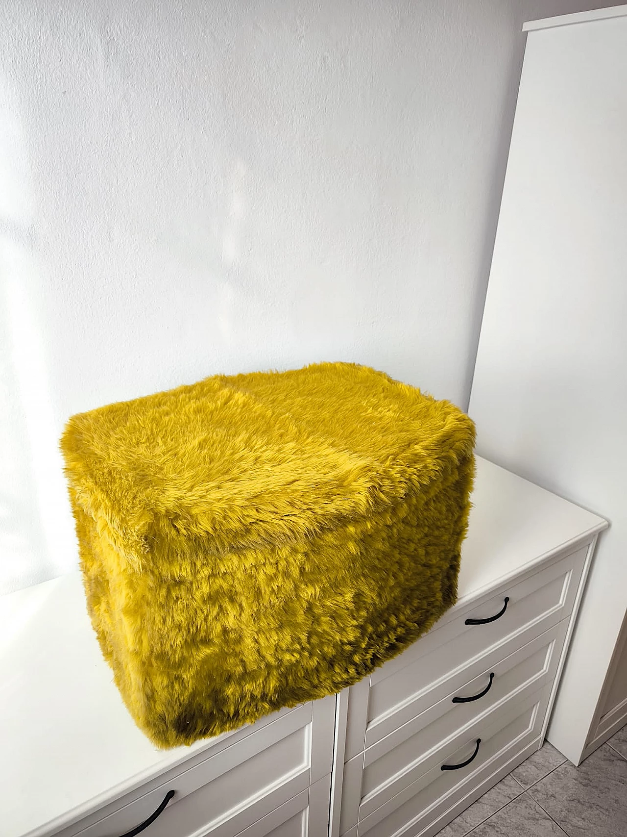 Pouf in pelo floccato con scala interna e vano contenitore, anni '70 5