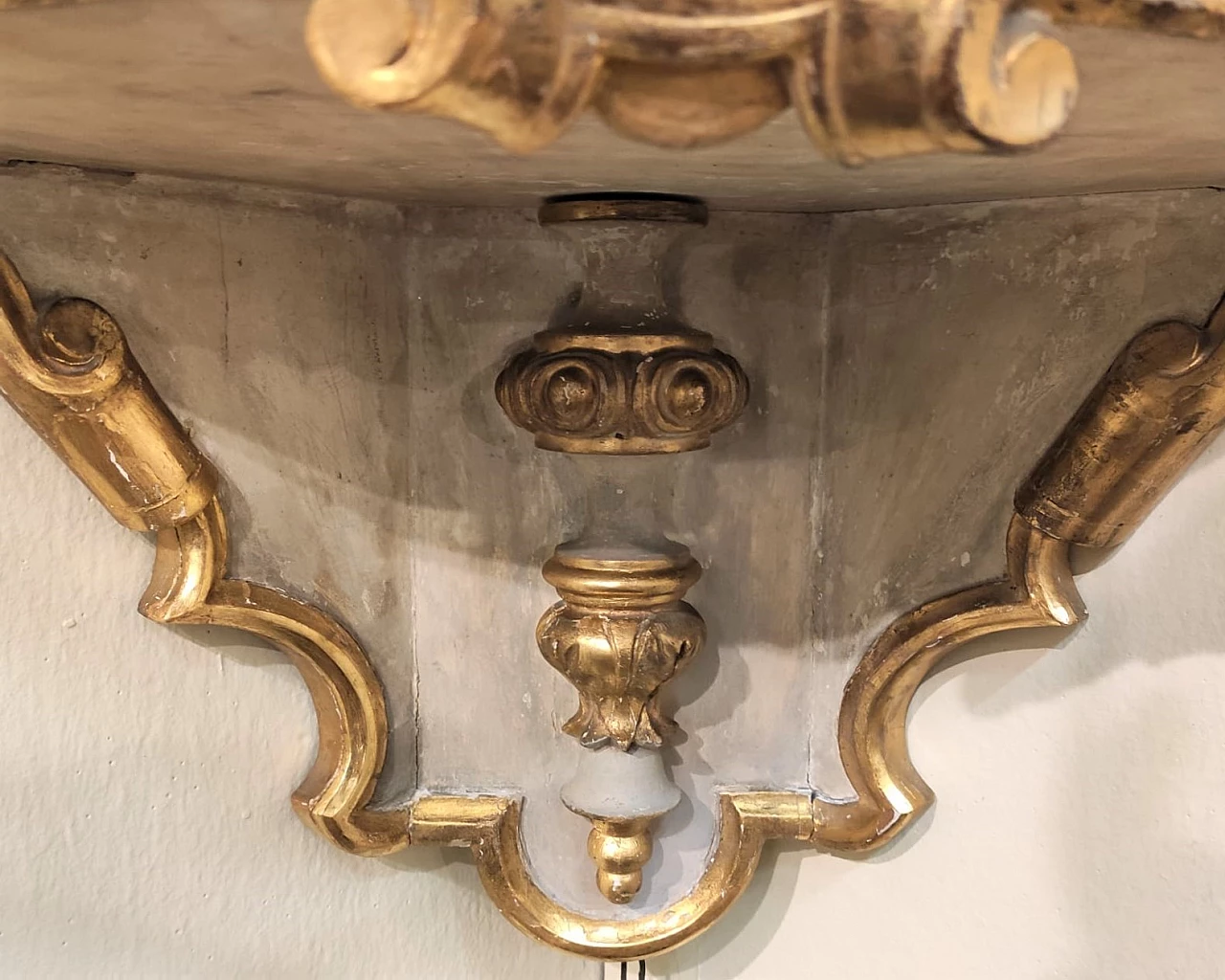 Pair of lacquered and gilded wood corner shelves, mid-19th century 4