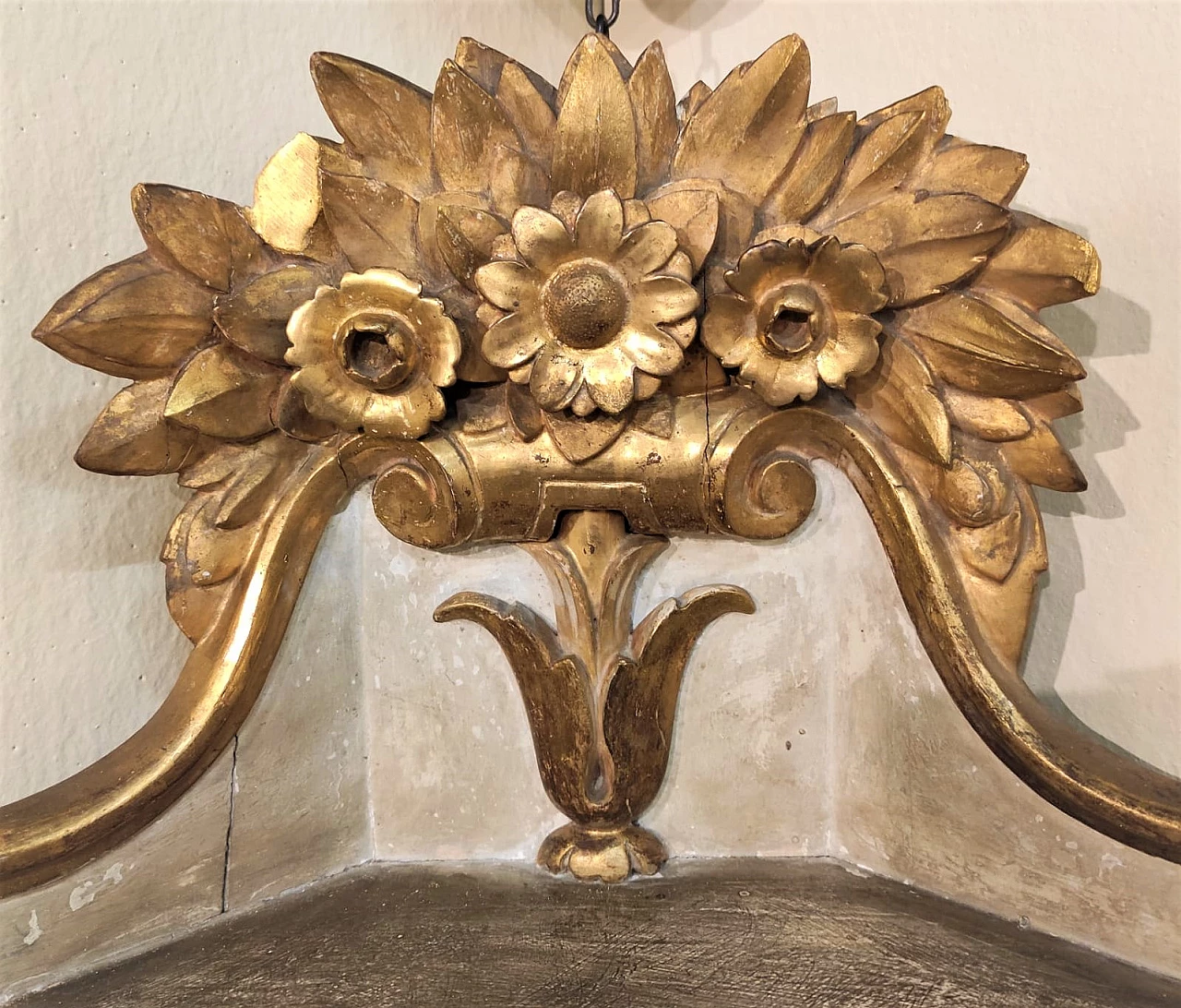 Pair of lacquered and gilded wood corner shelves, mid-19th century 5