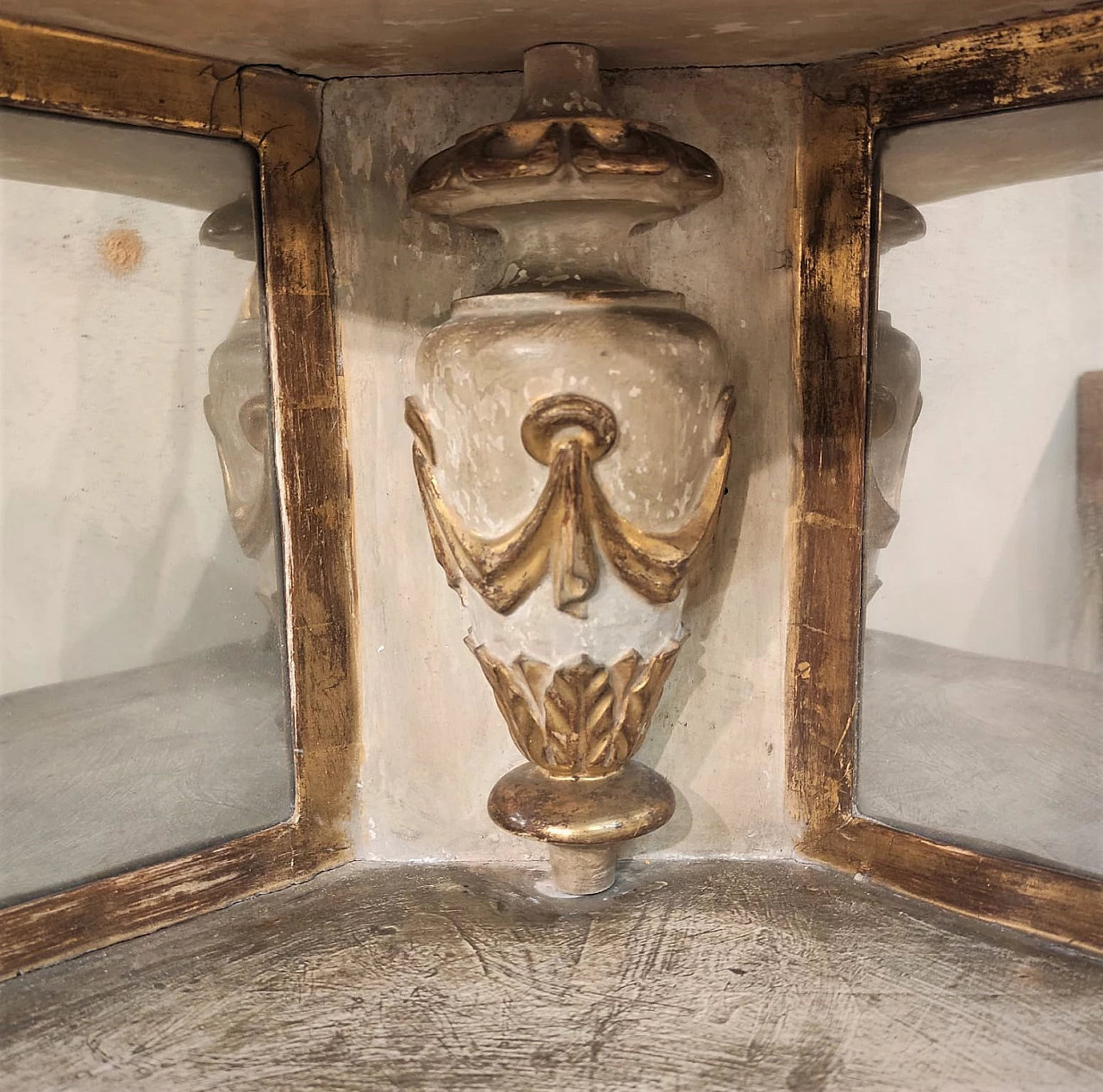 Pair of lacquered and gilded wood corner shelves, mid-19th century 6