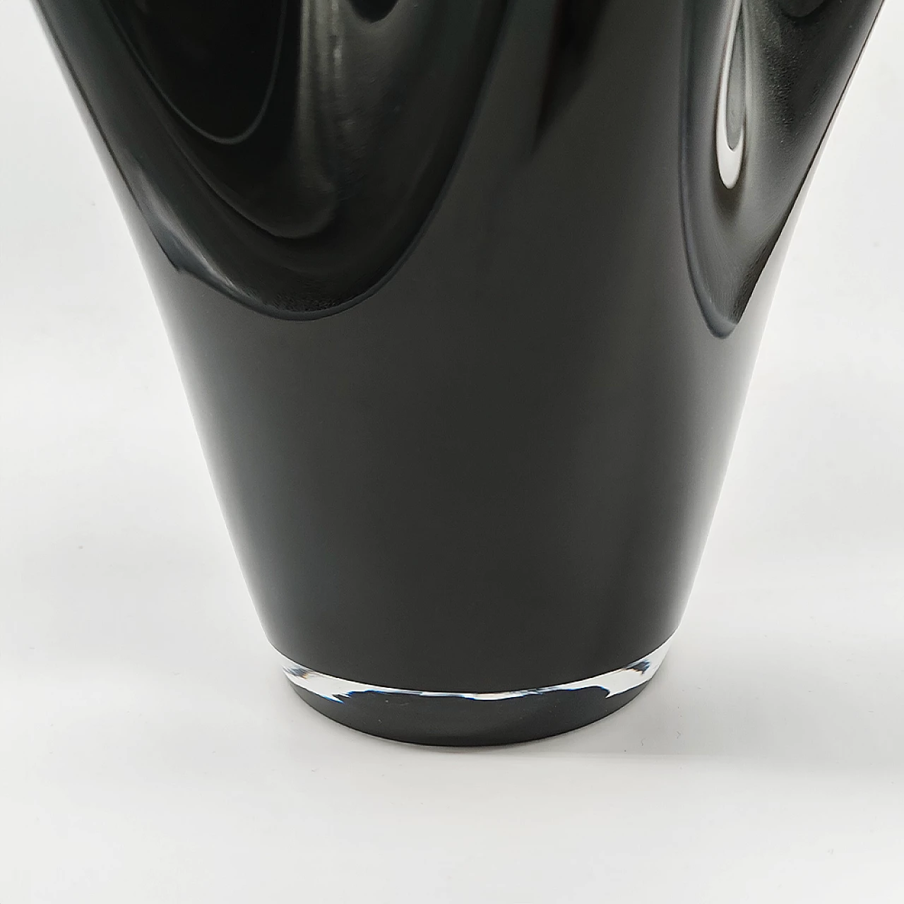 Jacketed handkerchief vase in black Murano glass, 1960s 6