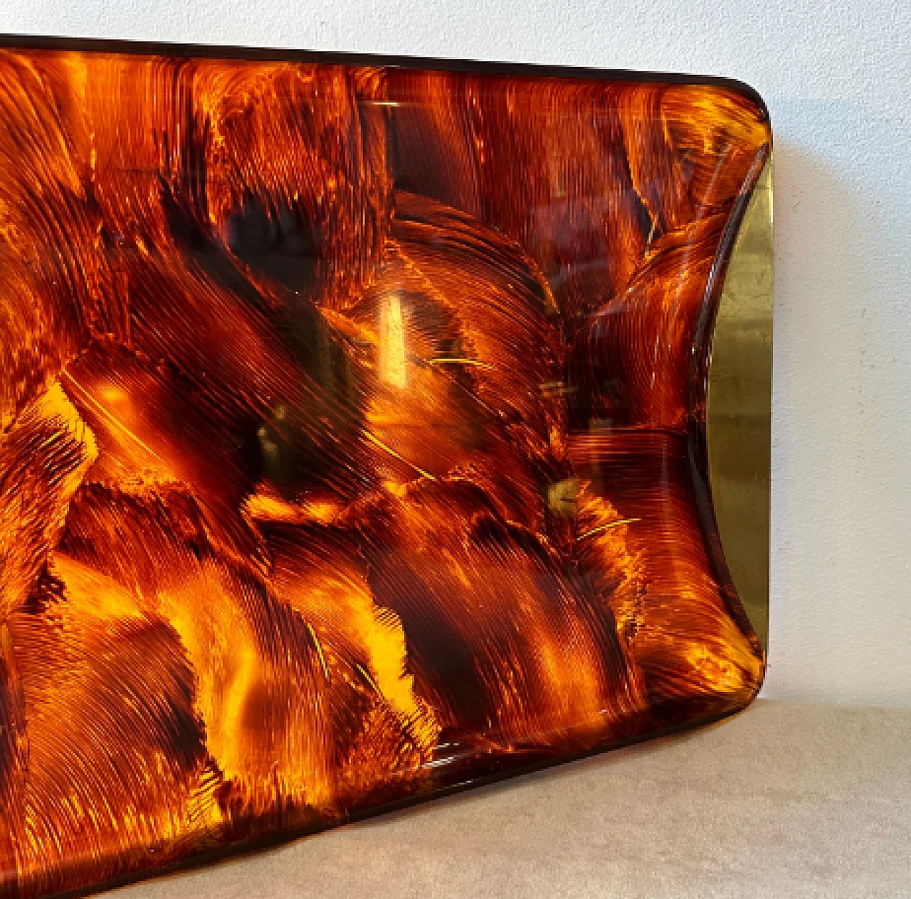 Tortoiseshell-effect lucite and brass tray by Guzzini, 1970s 4
