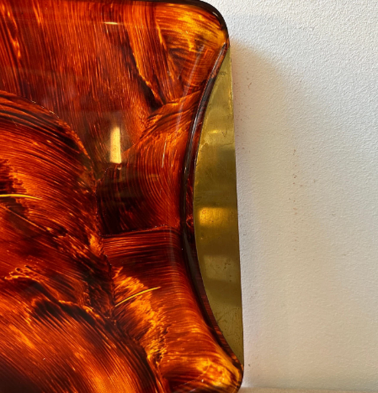 Tortoiseshell-effect lucite and brass tray by Guzzini, 1970s 5