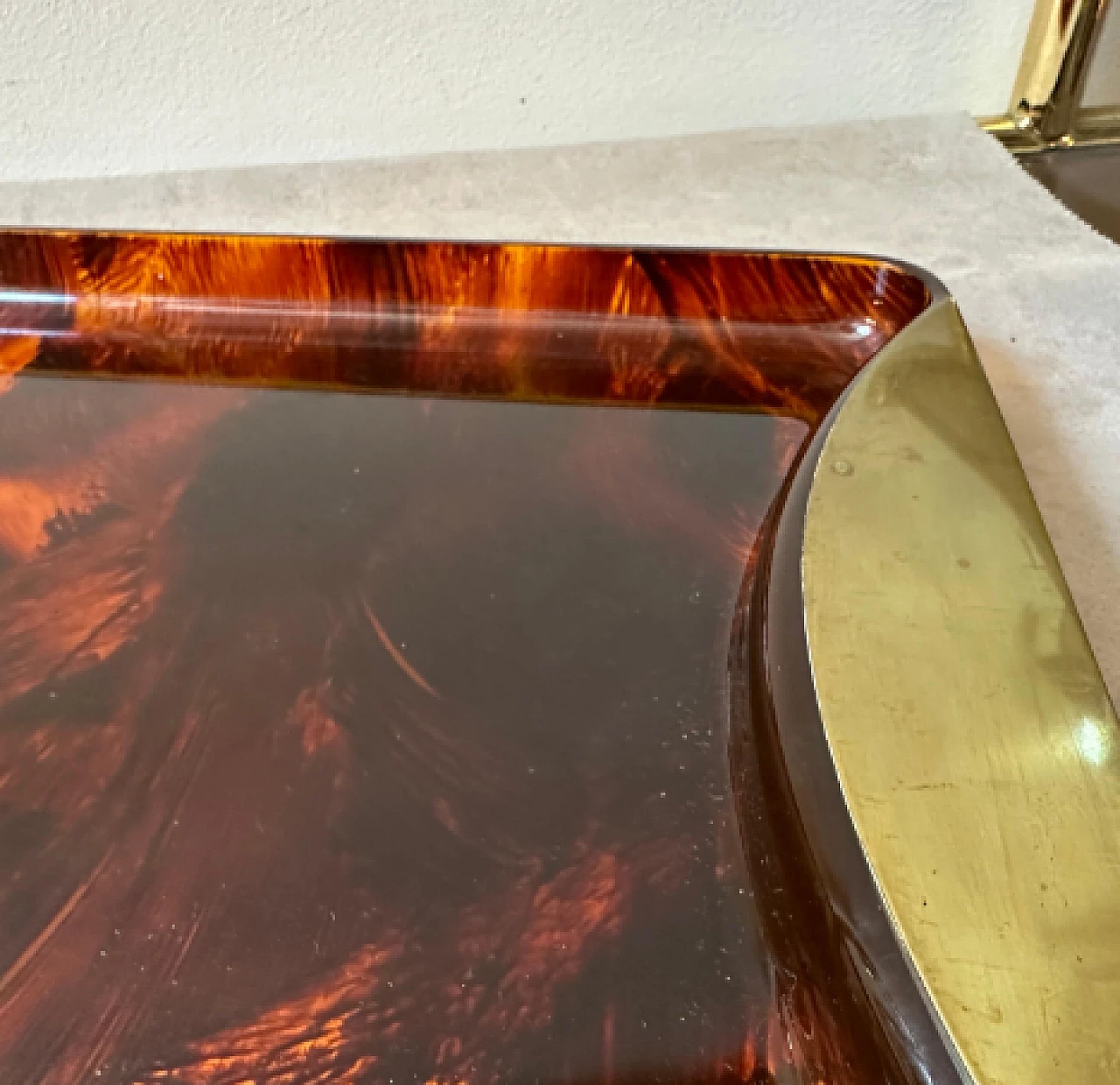 Tortoiseshell-effect lucite and brass tray by Guzzini, 1970s 7