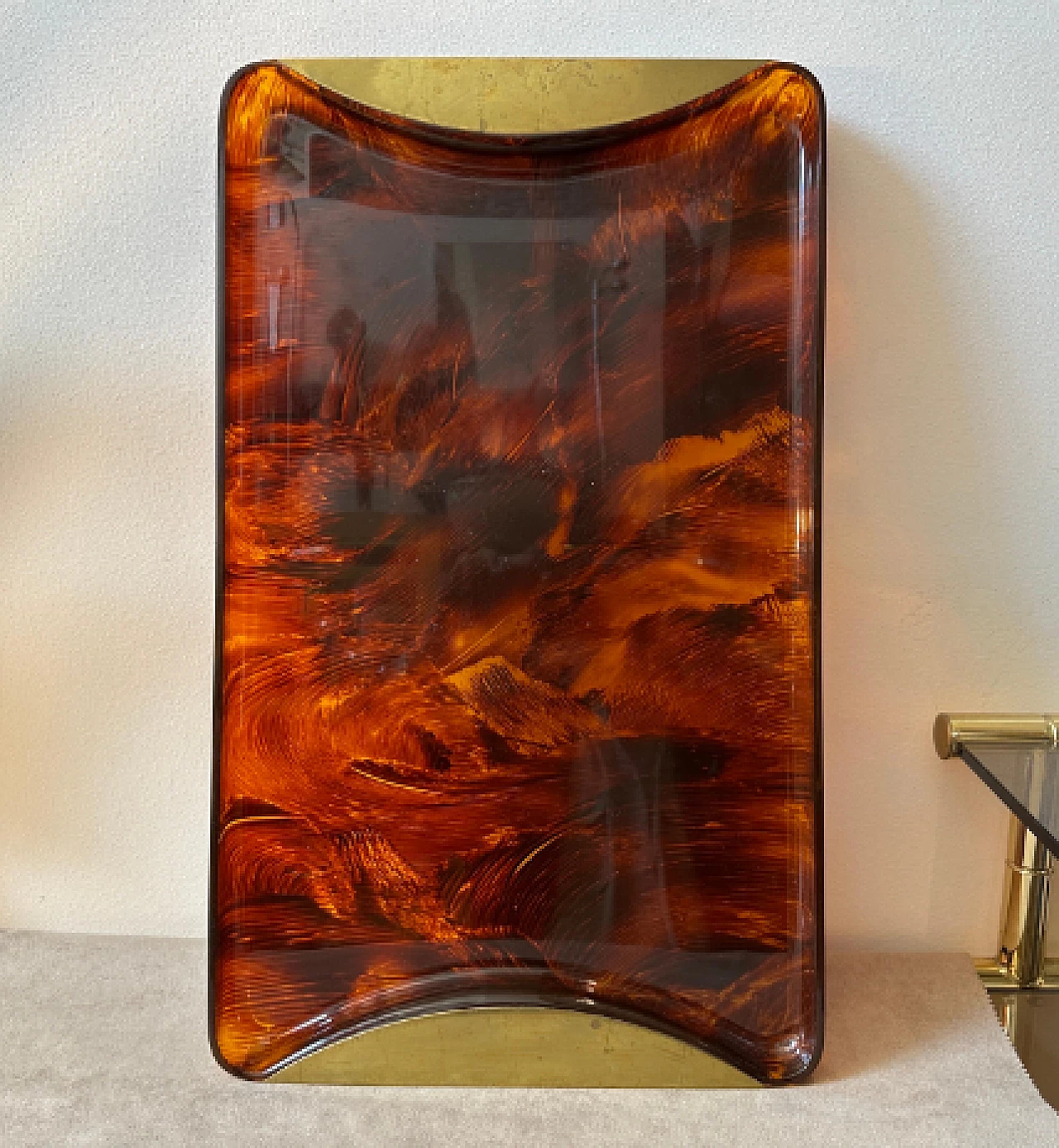 Tortoiseshell-effect lucite and brass tray by Guzzini, 1970s 11
