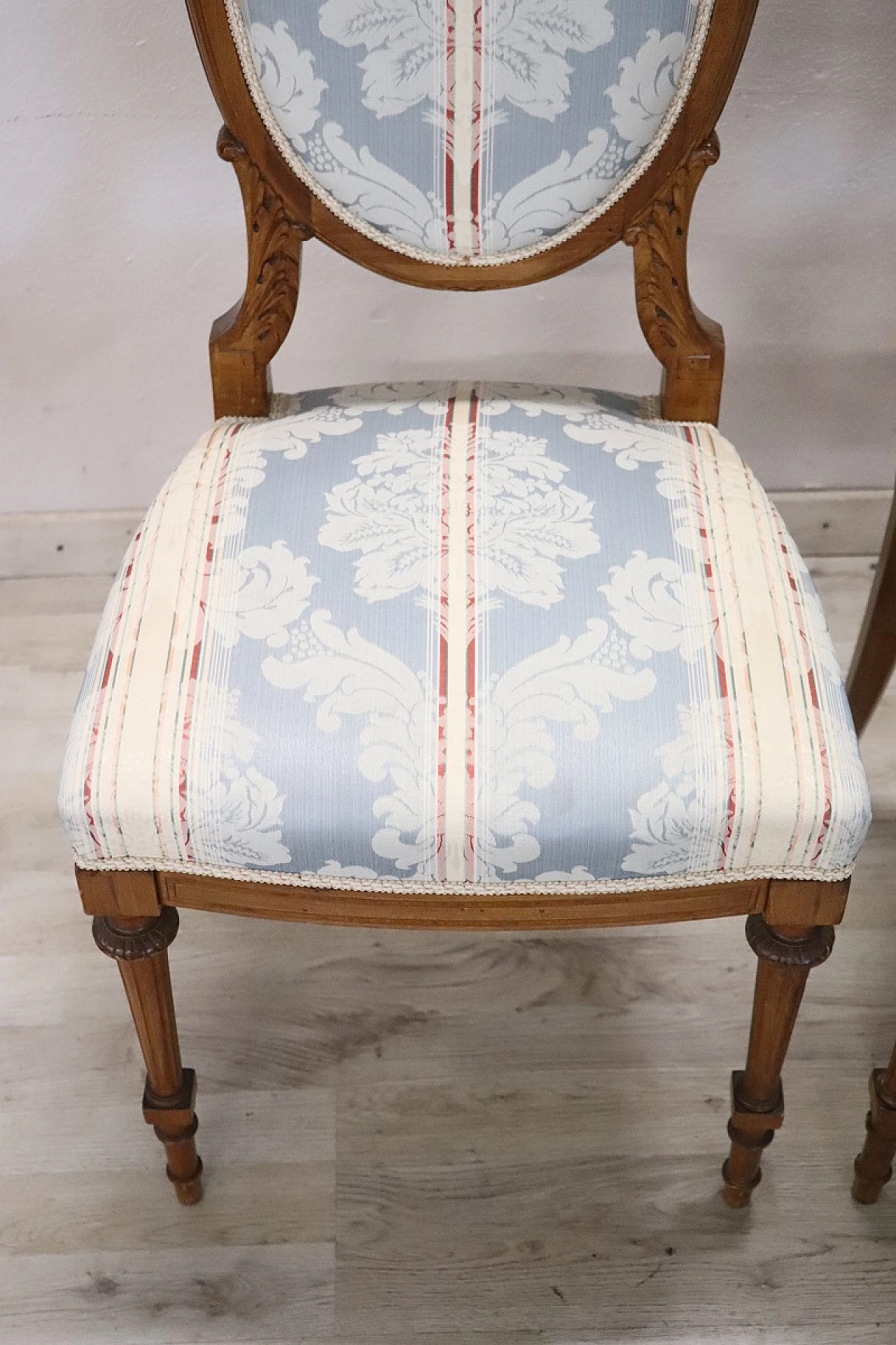 Coppia di sedie stile Luigi XVI in faggio e tessuto, inizio '900 4