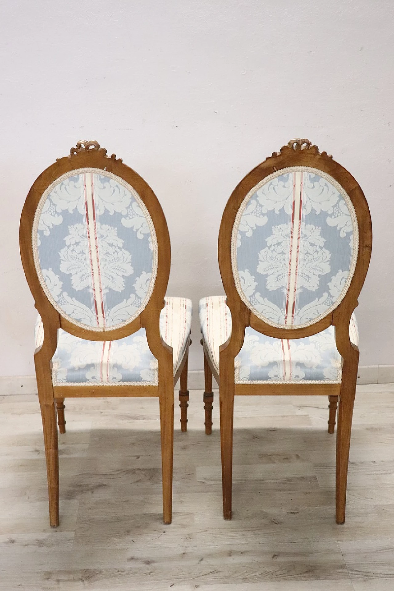 Coppia di sedie stile Luigi XVI in faggio e tessuto, inizio '900 10
