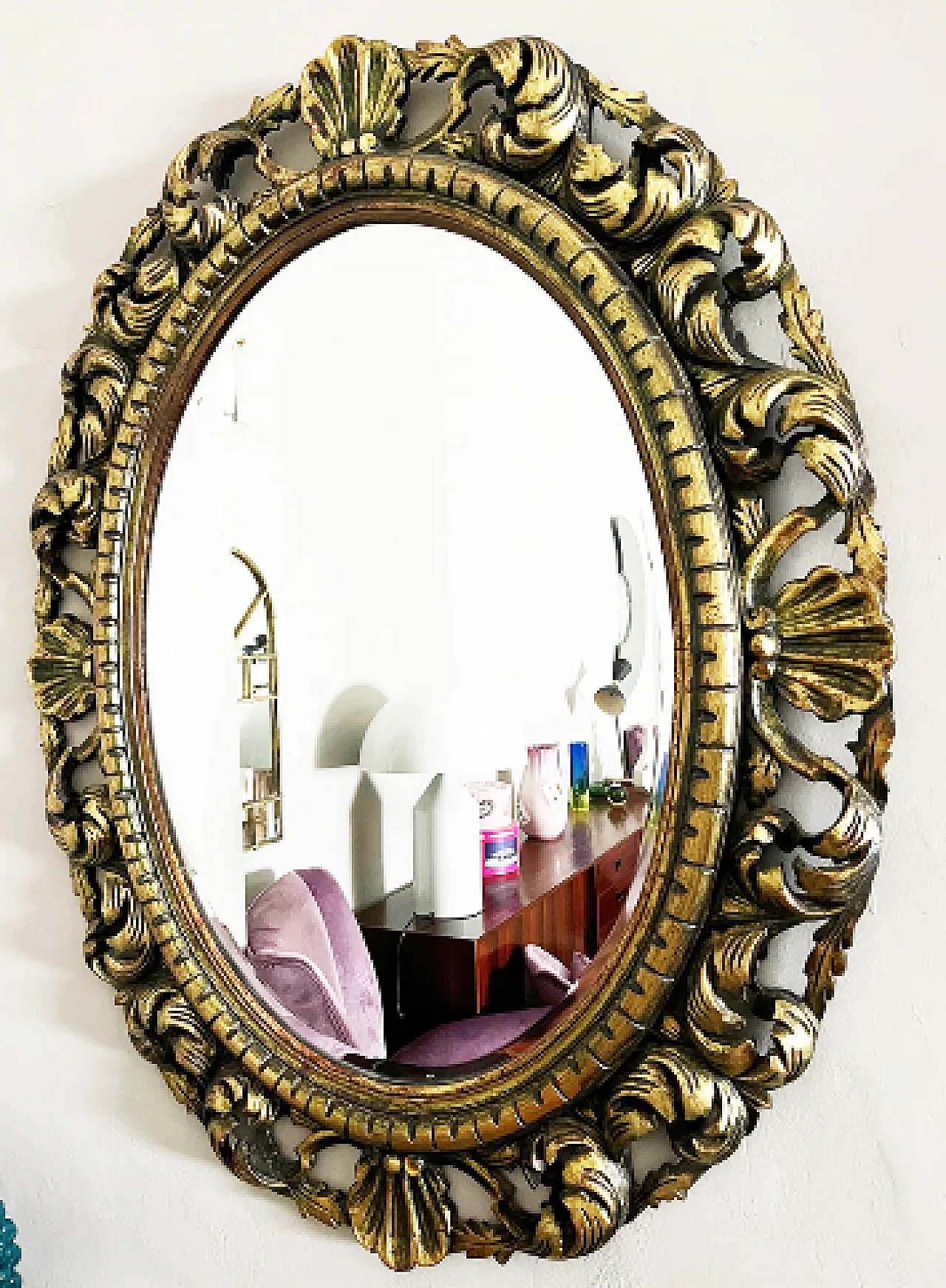Specchio ovale stile Barocco in legno dorato e intagliato 1
