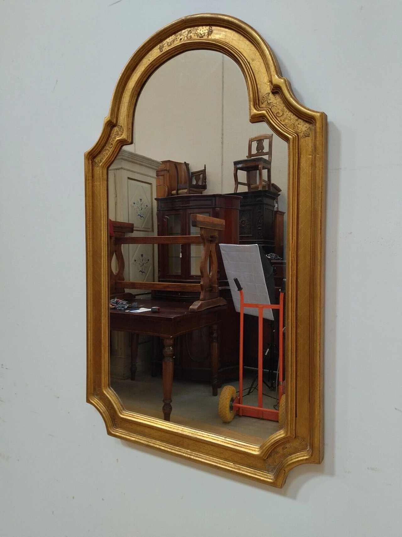 Specchio stile Luigi XV in legno dorato e punzonato, anni '50 1