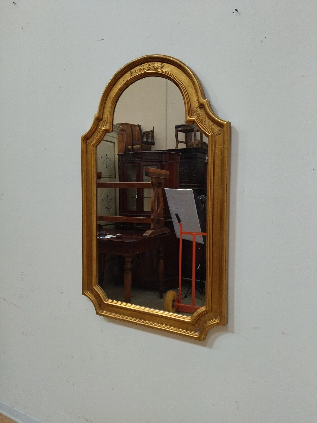 Specchio stile Luigi XV in legno dorato e punzonato, anni '50 2