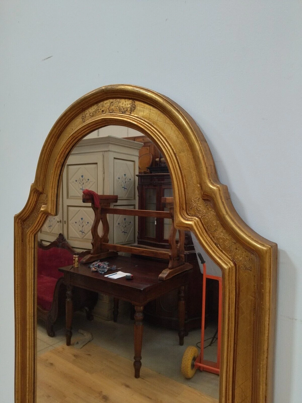 Specchio stile Luigi XV in legno dorato e punzonato, anni '50 4