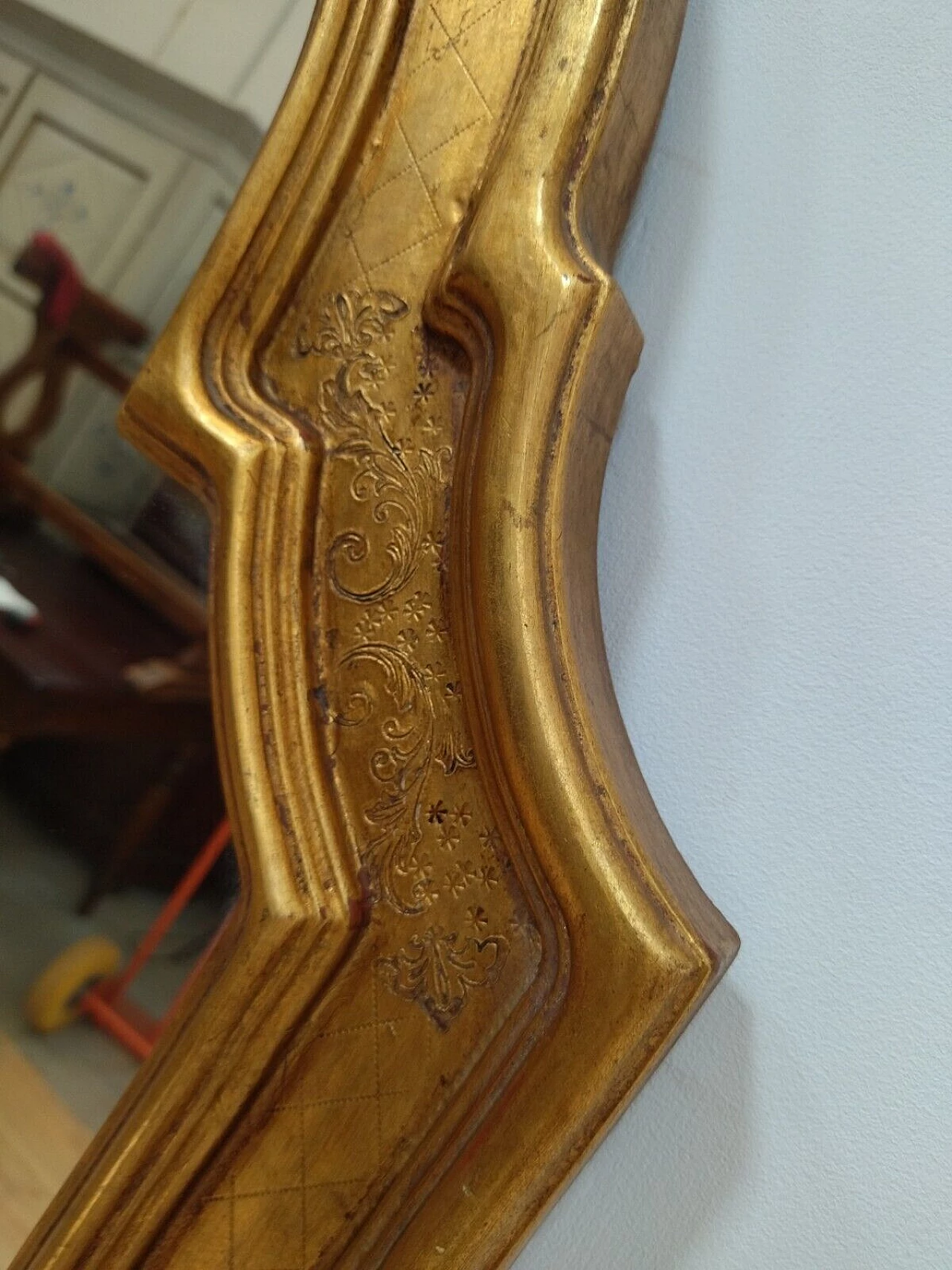 Specchio stile Luigi XV in legno dorato e punzonato, anni '50 5