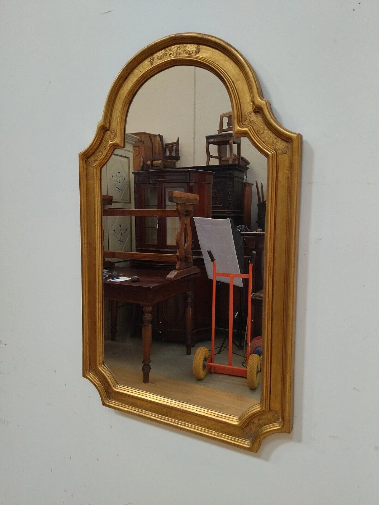 Specchio stile Luigi XV in legno dorato e punzonato, anni '50 8
