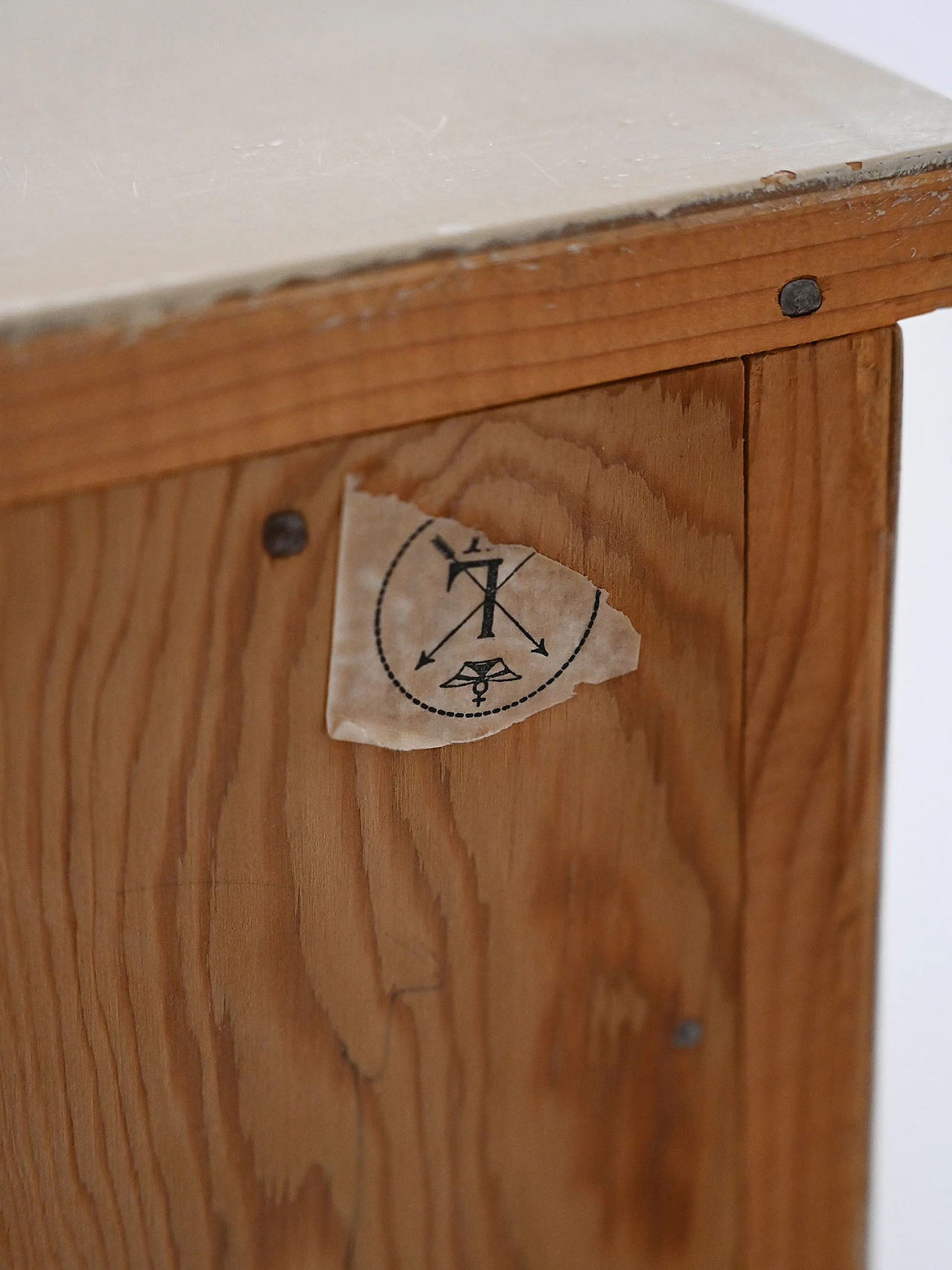 Cassettiera bianca e blu in legno, anni '60 10