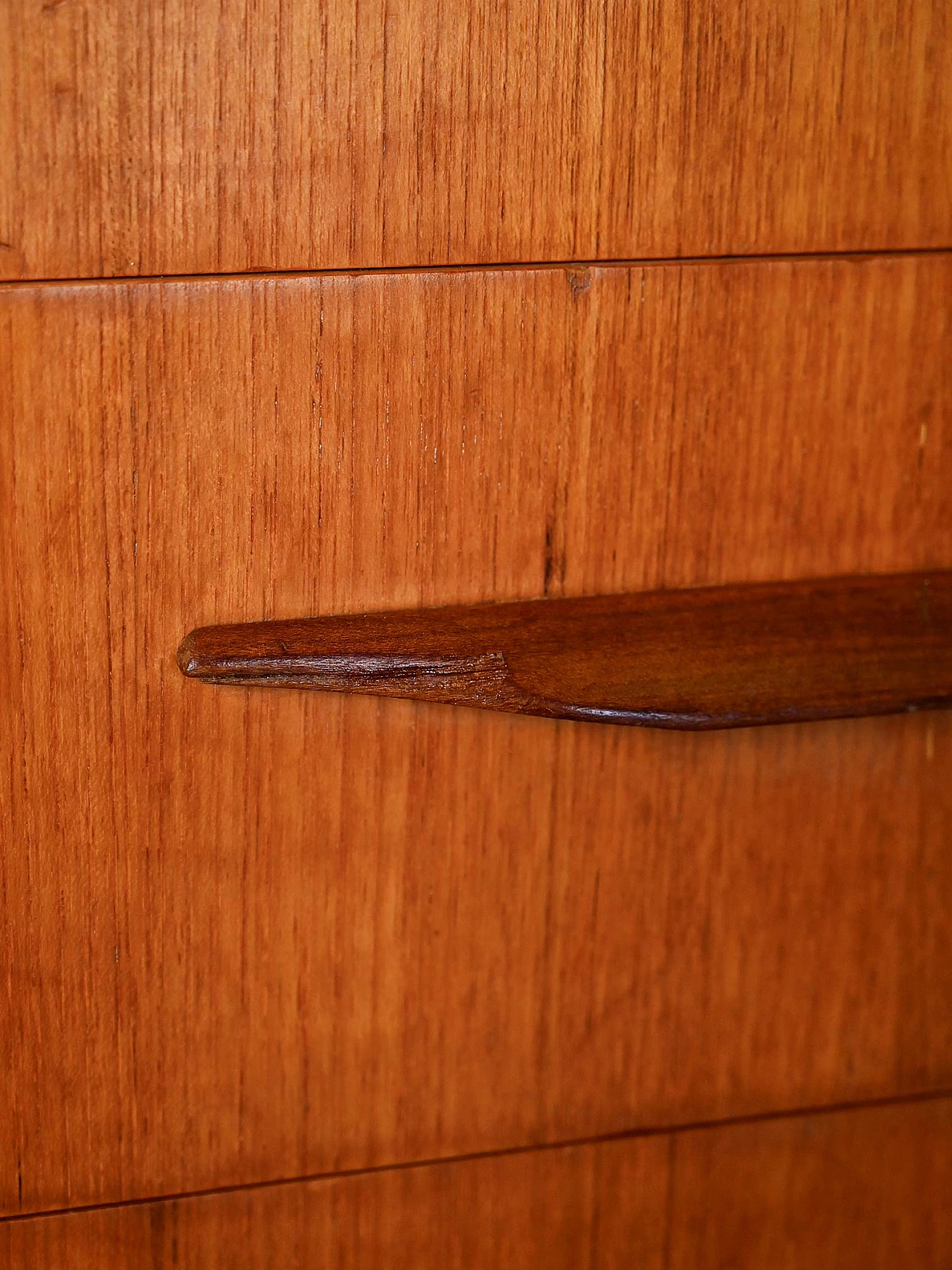 Cassettiera in teak con maniglie in legno, anni '60 10
