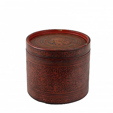 Cylindrical betel holder box in laquered wood, 19th century