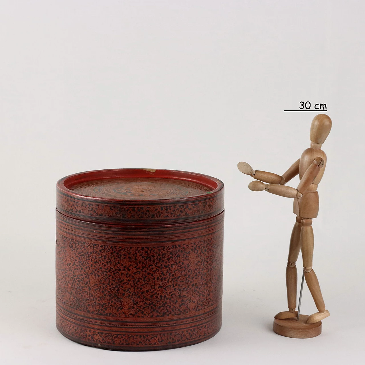 Cylindrical betel holder box in laquered wood, 19th century 2