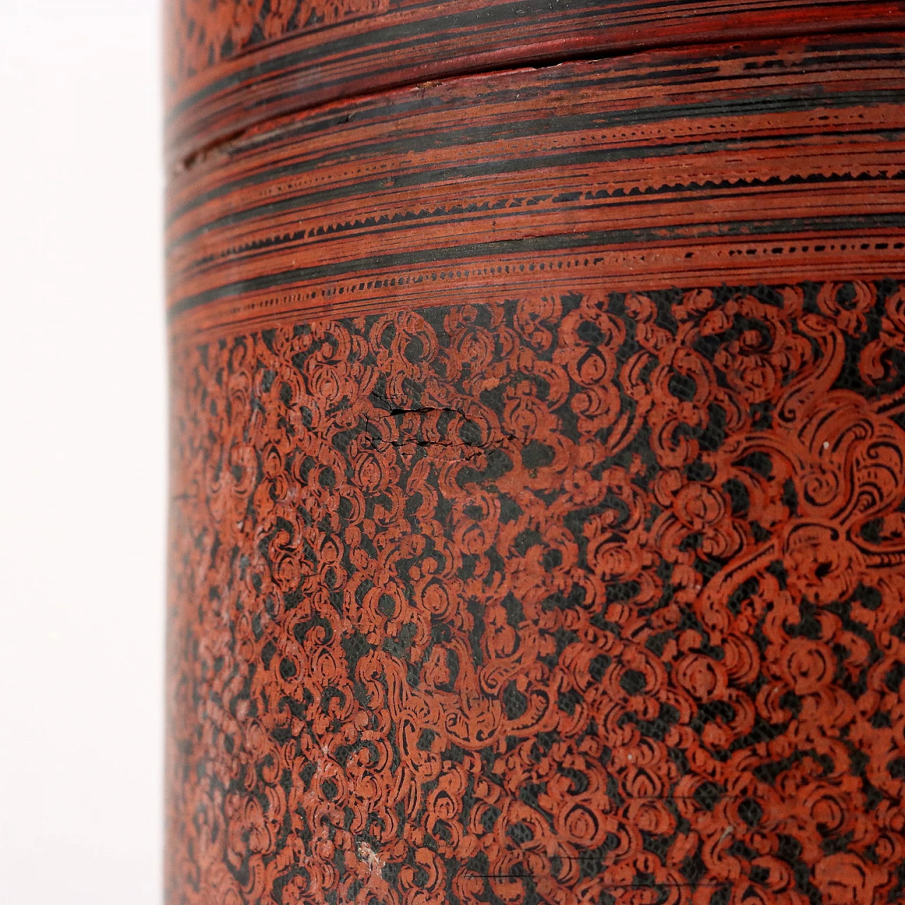 Cylindrical betel holder box in laquered wood, 19th century 7