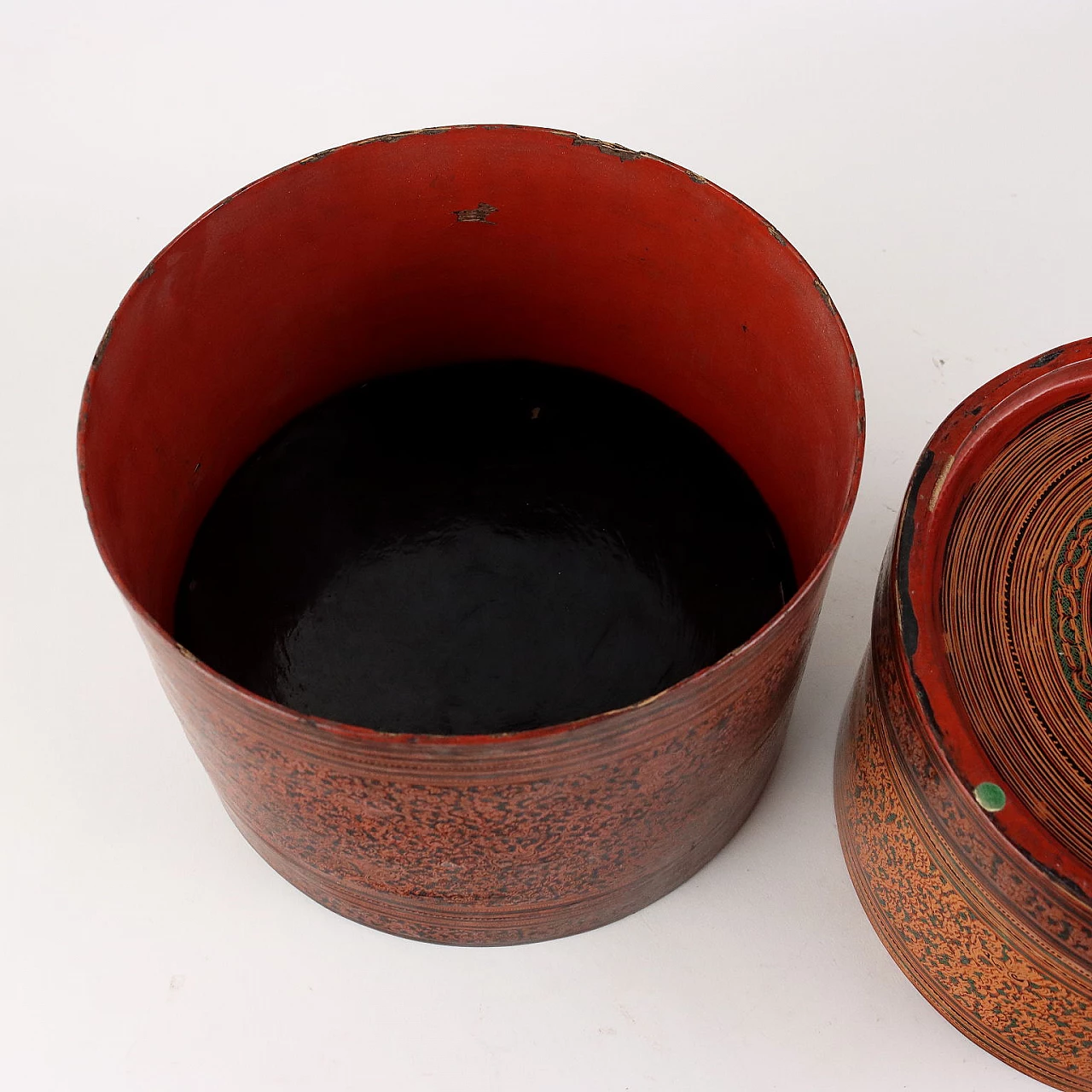 Cylindrical betel holder box in laquered wood, 19th century 8