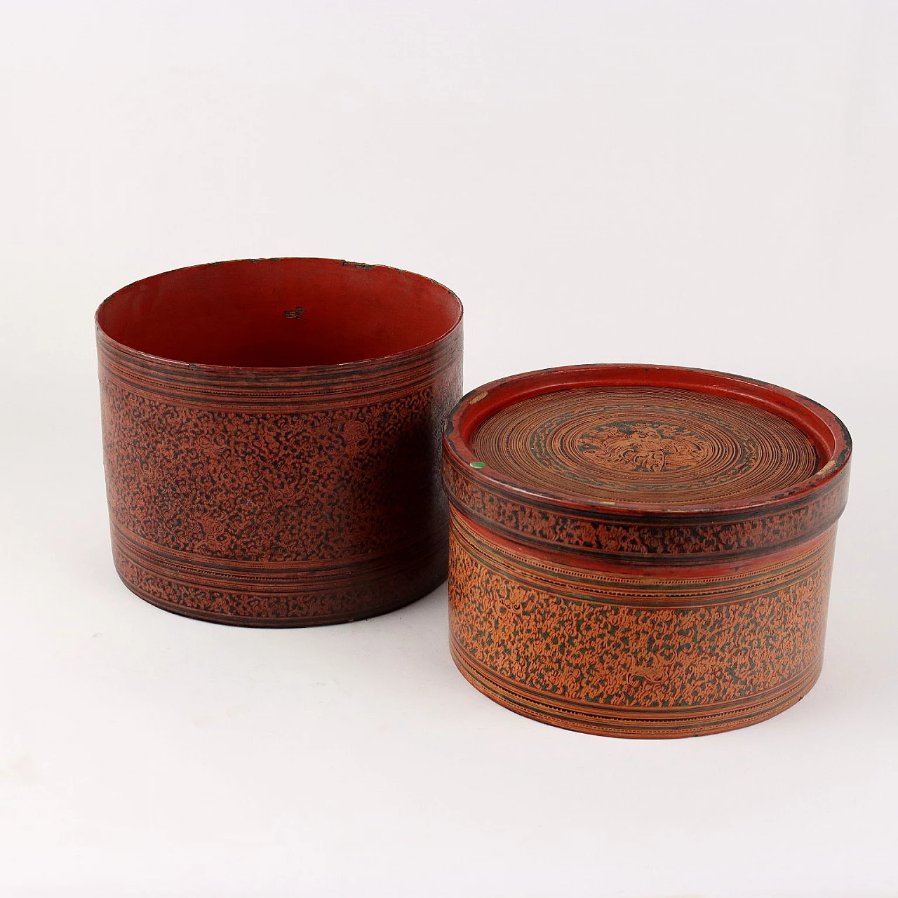 Cylindrical betel holder box in laquered wood, 19th century 9
