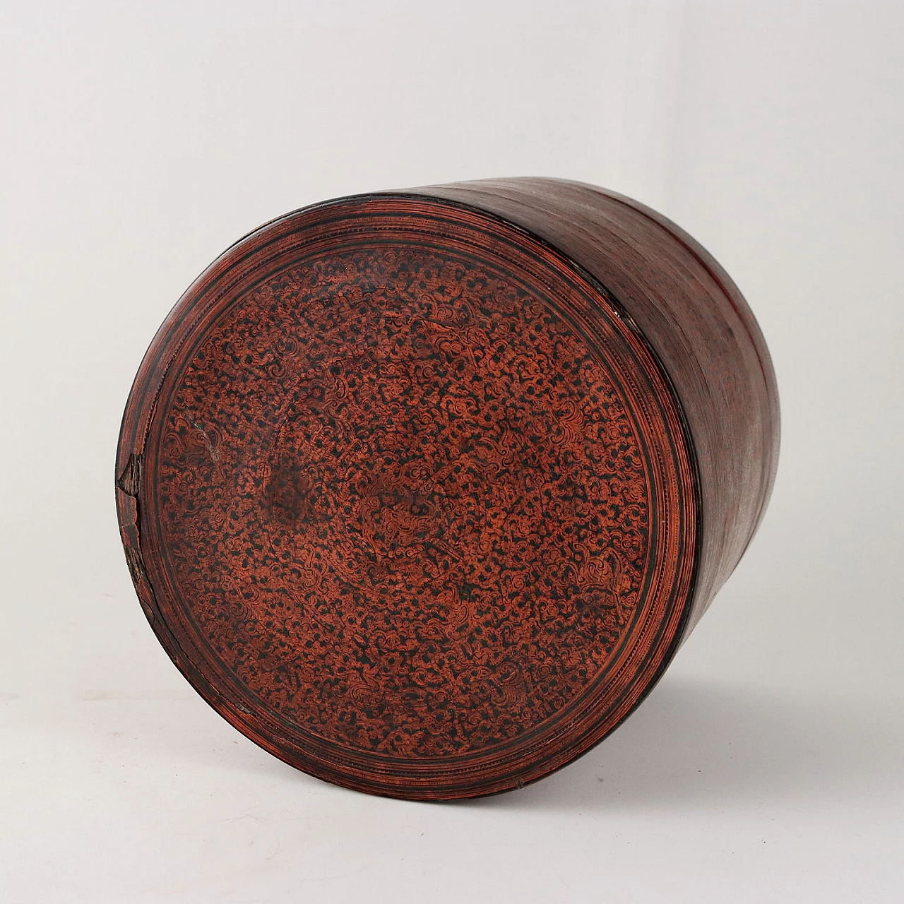 Cylindrical betel holder box in laquered wood, 19th century 10