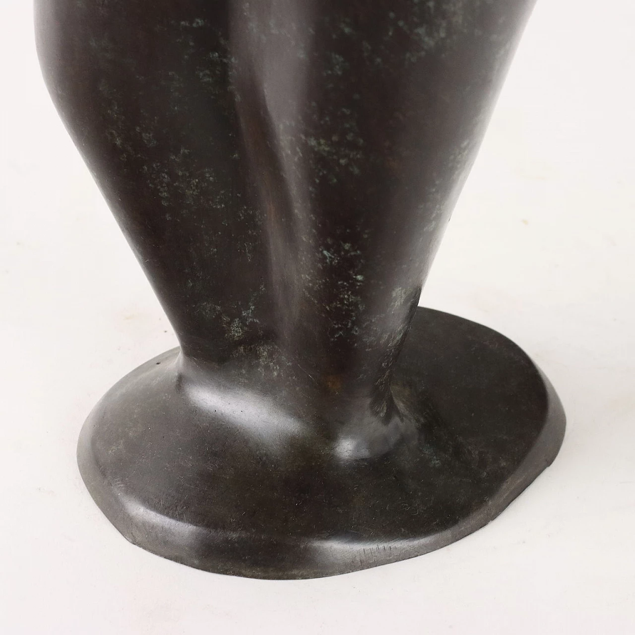 Icart, scultura in bronzo di figura femminile 8